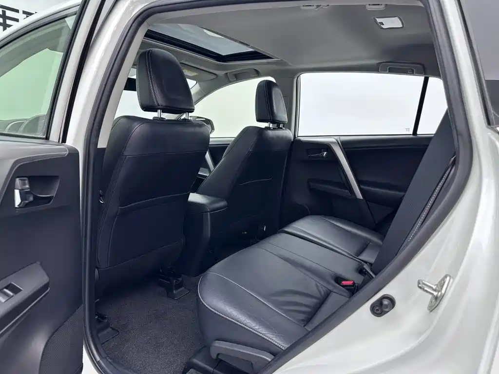 Toyota RAV4 — фото 20