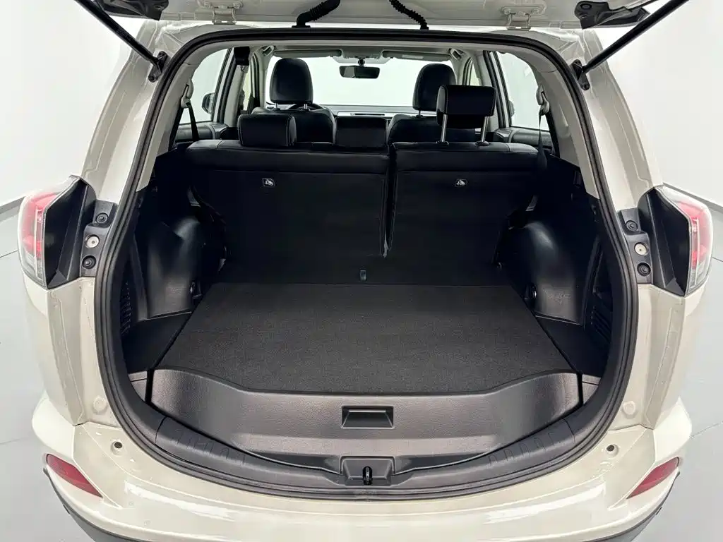 Toyota RAV4 — фото 24