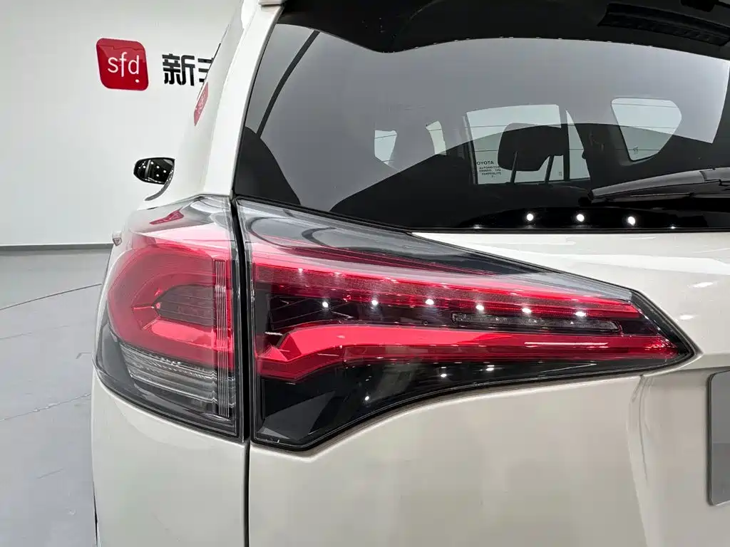 Toyota RAV4 — фото 26
