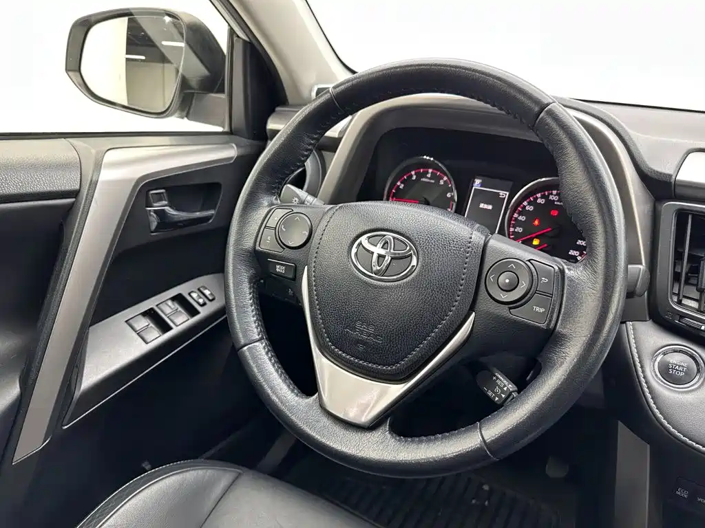 Toyota RAV4 — фото 9