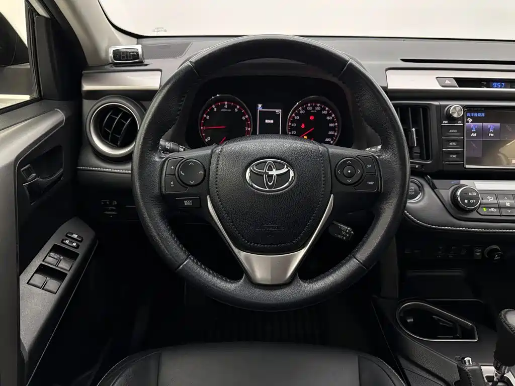 Toyota RAV4 — фото 10