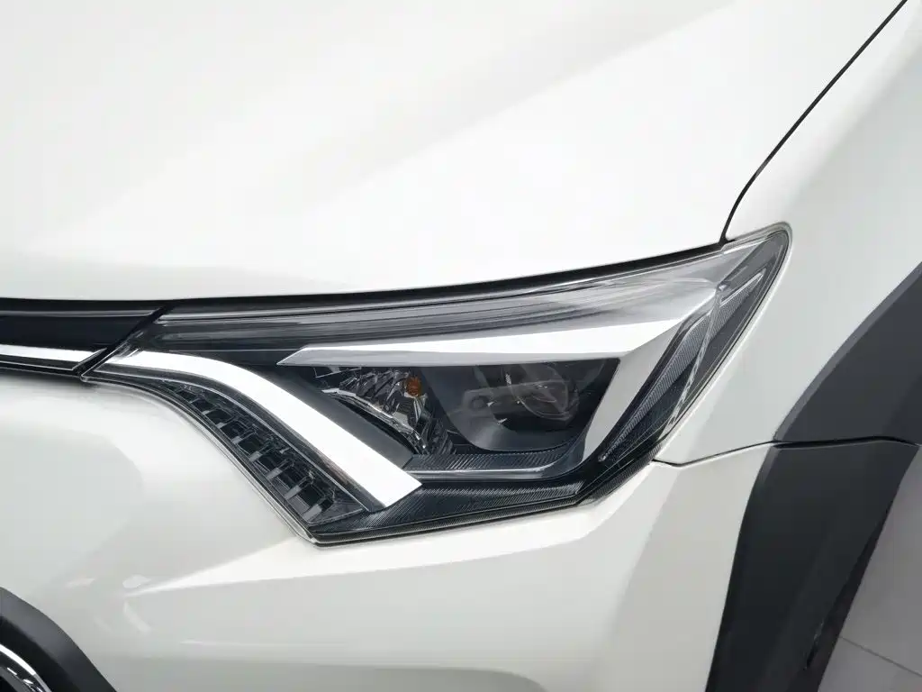 Toyota RAV4 — фото 7