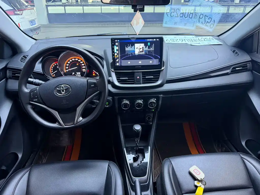 Toyota Yaris L — фото 7