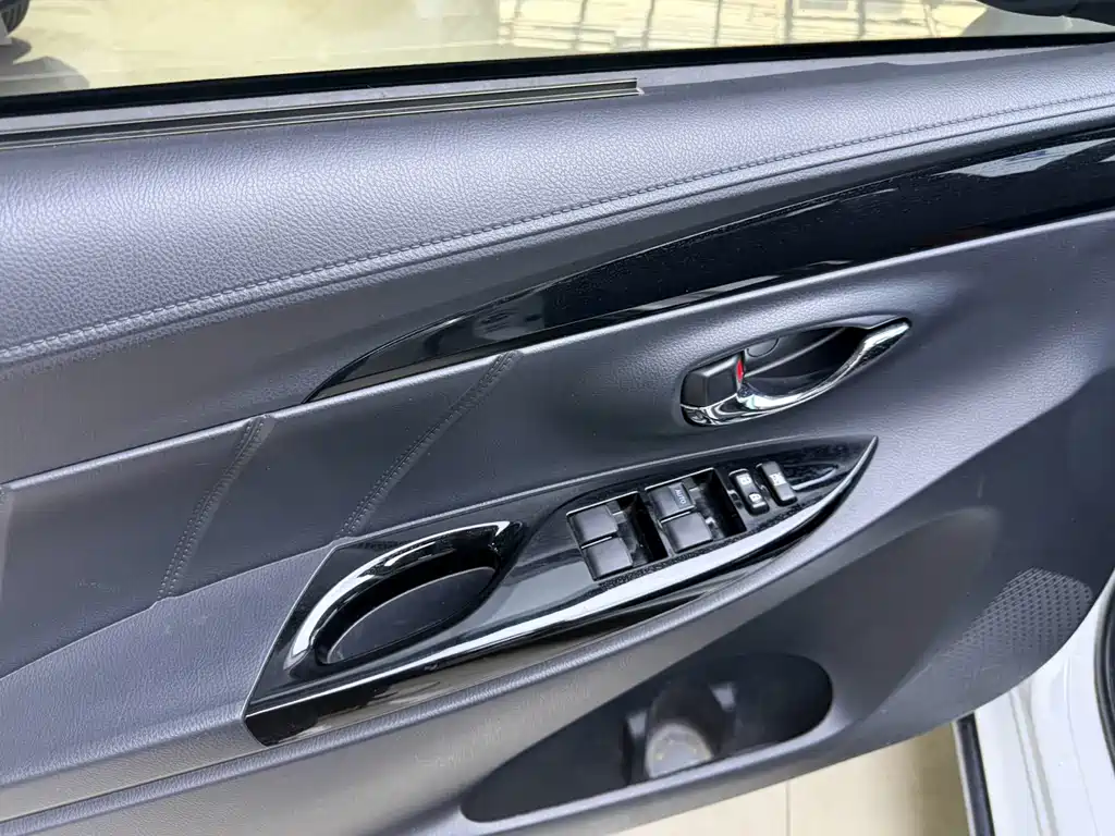 Toyota Yaris L — фото 9