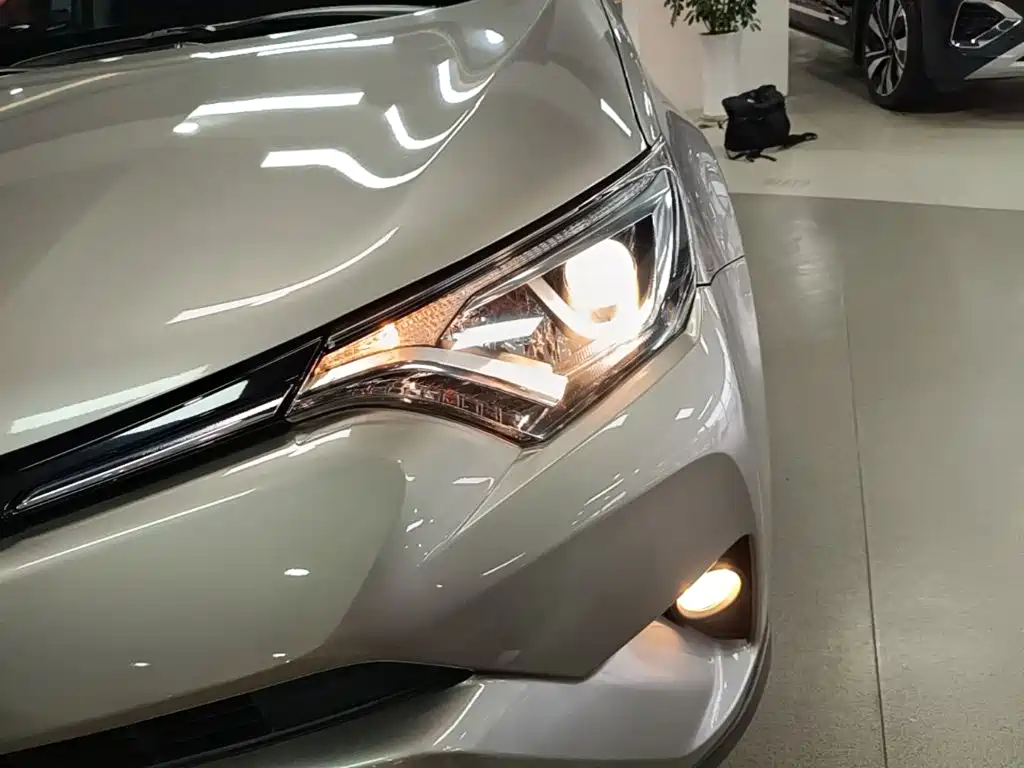 Toyota RAV4 — фото 23