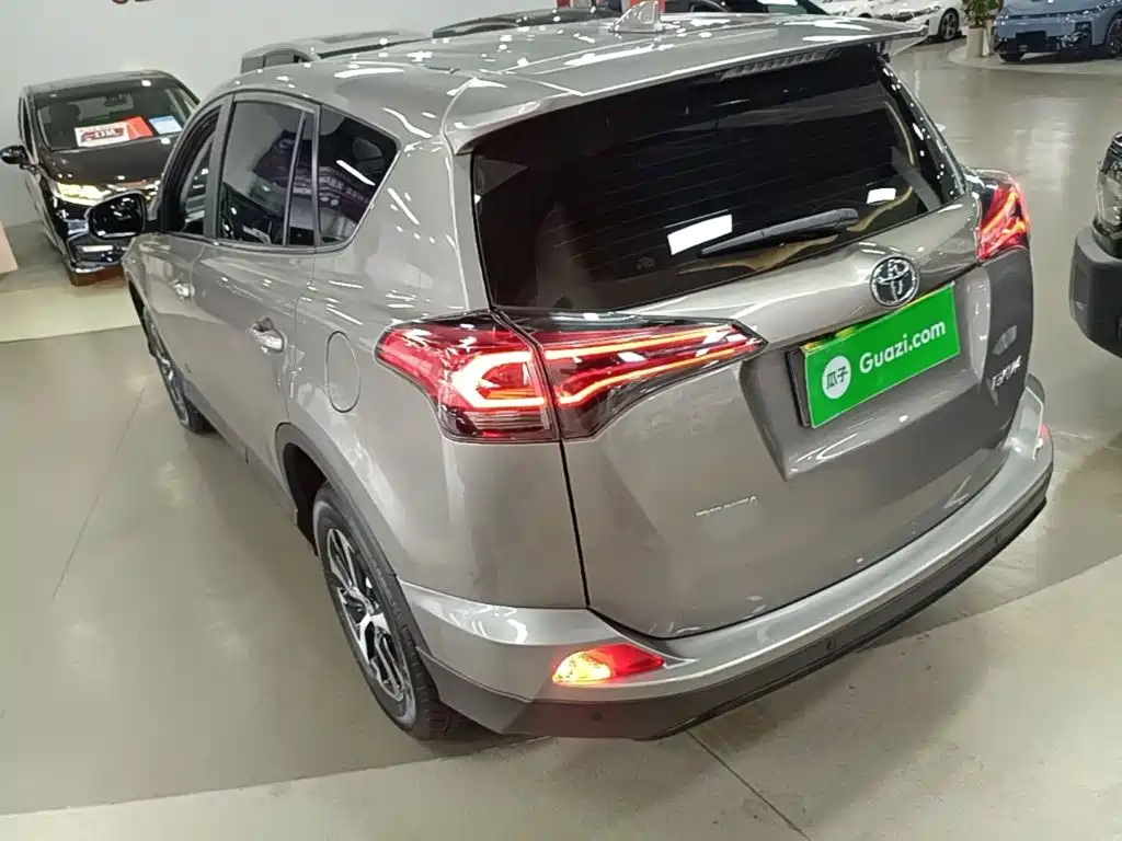 Toyota RAV4 — фото 4