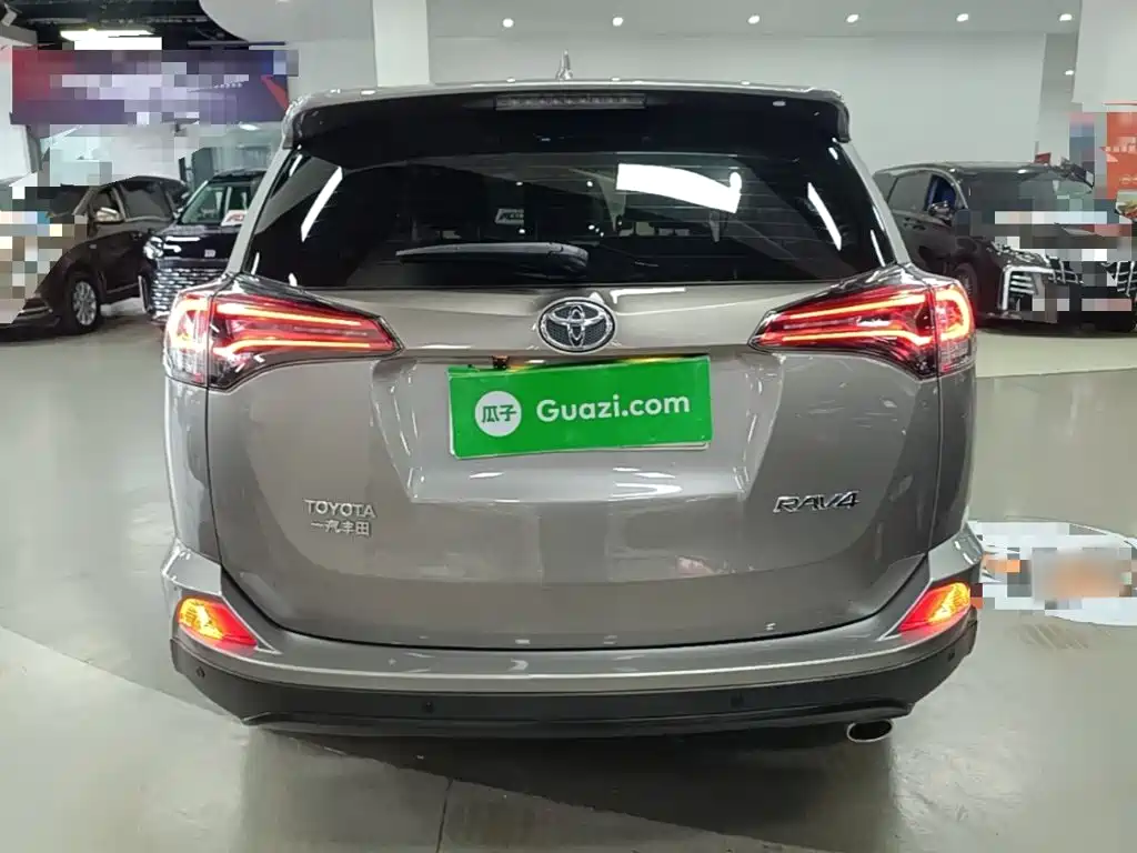 Toyota RAV4 — фото 5