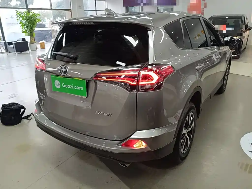 Toyota RAV4 — фото 6