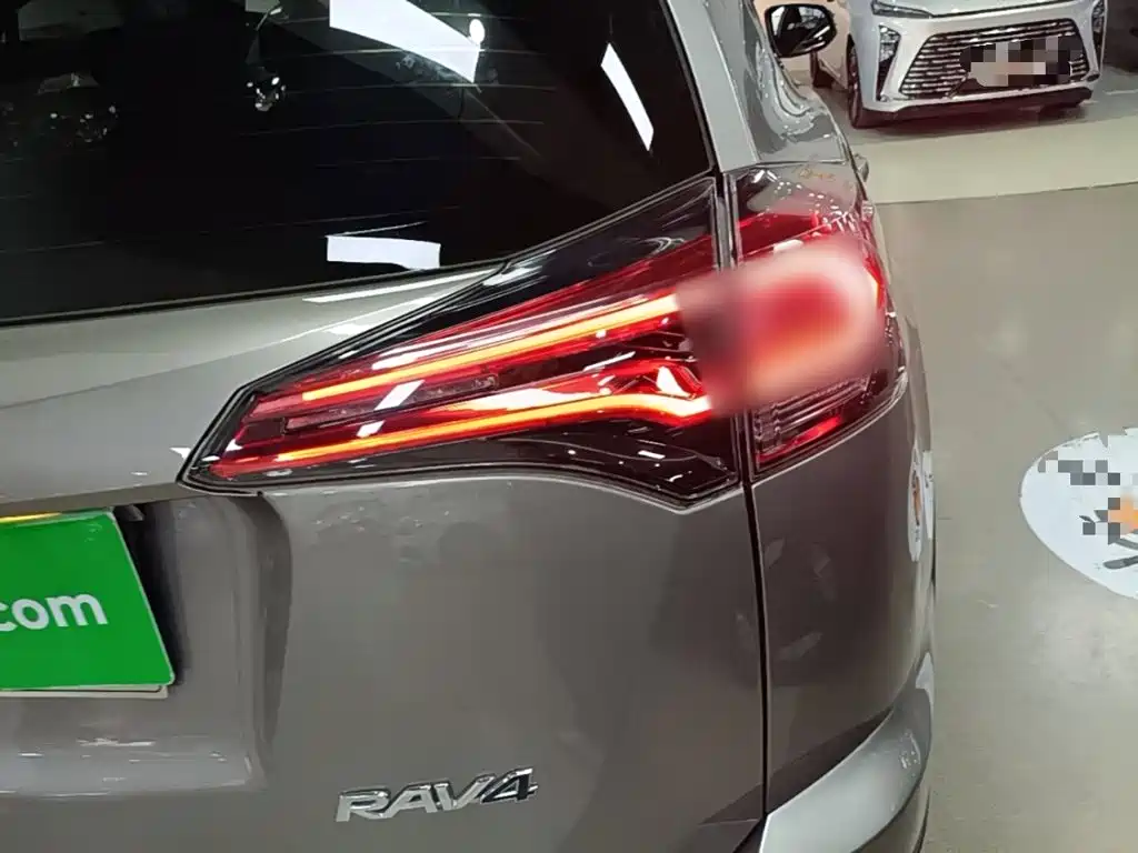 Toyota RAV4 — фото 7