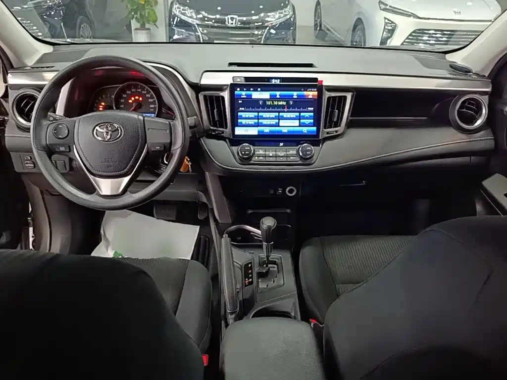 Toyota RAV4 — фото 9
