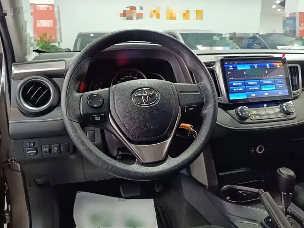 Toyota RAV4 — фото 10
