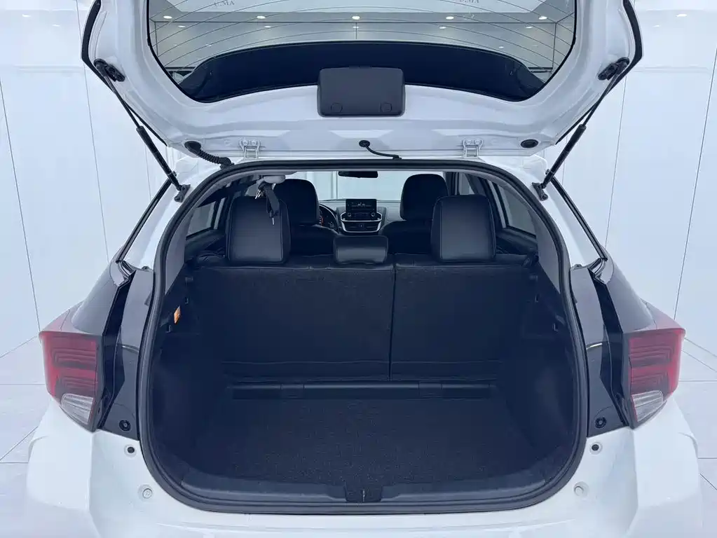 Toyota Yaris L — фото 11