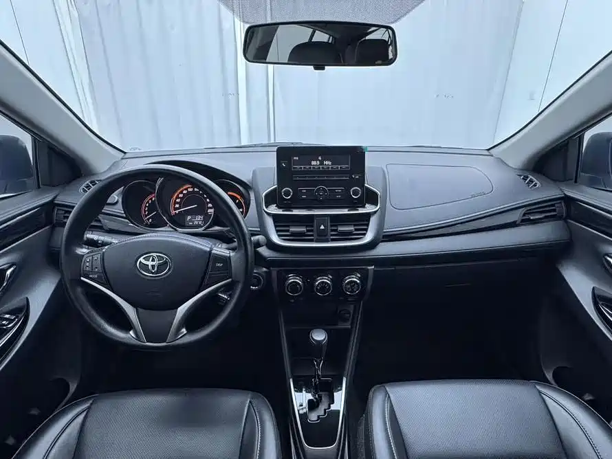 Toyota Yaris L — фото 13