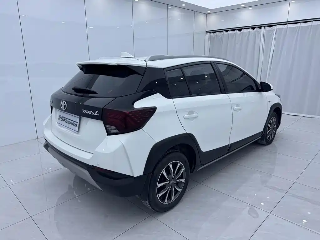 Toyota Yaris L — фото 4