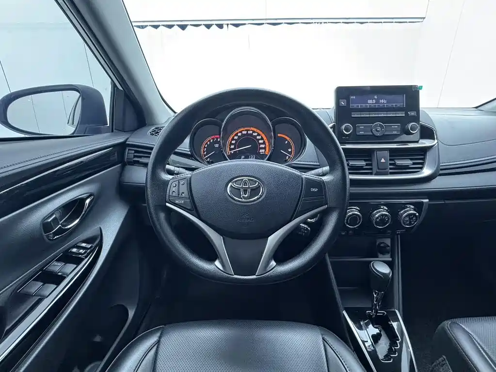 Toyota Yaris L — фото 7