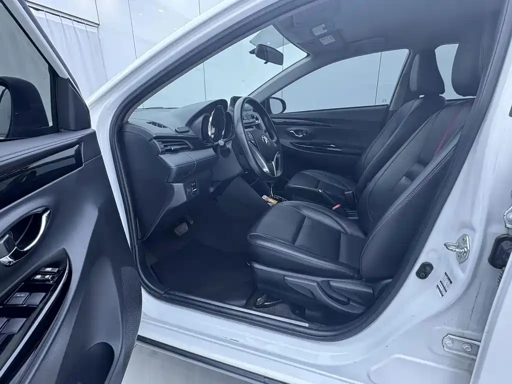 Toyota Yaris L — фото 8