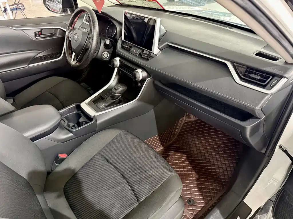 Toyota RAV4 — фото 12