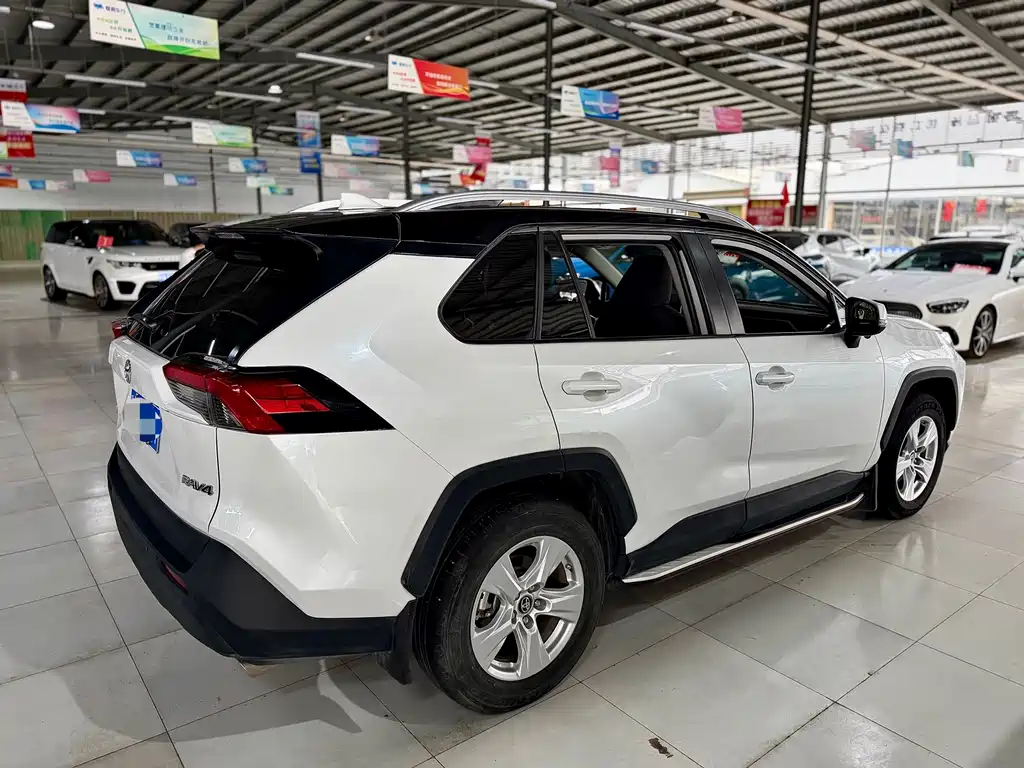 Toyota RAV4 — фото 4