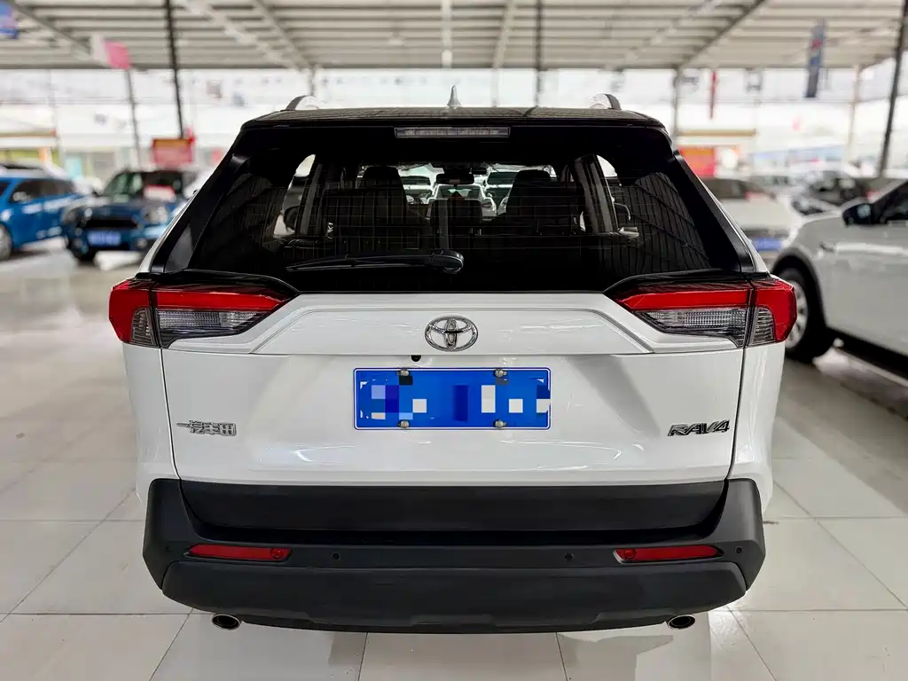 Toyota RAV4 — фото 5