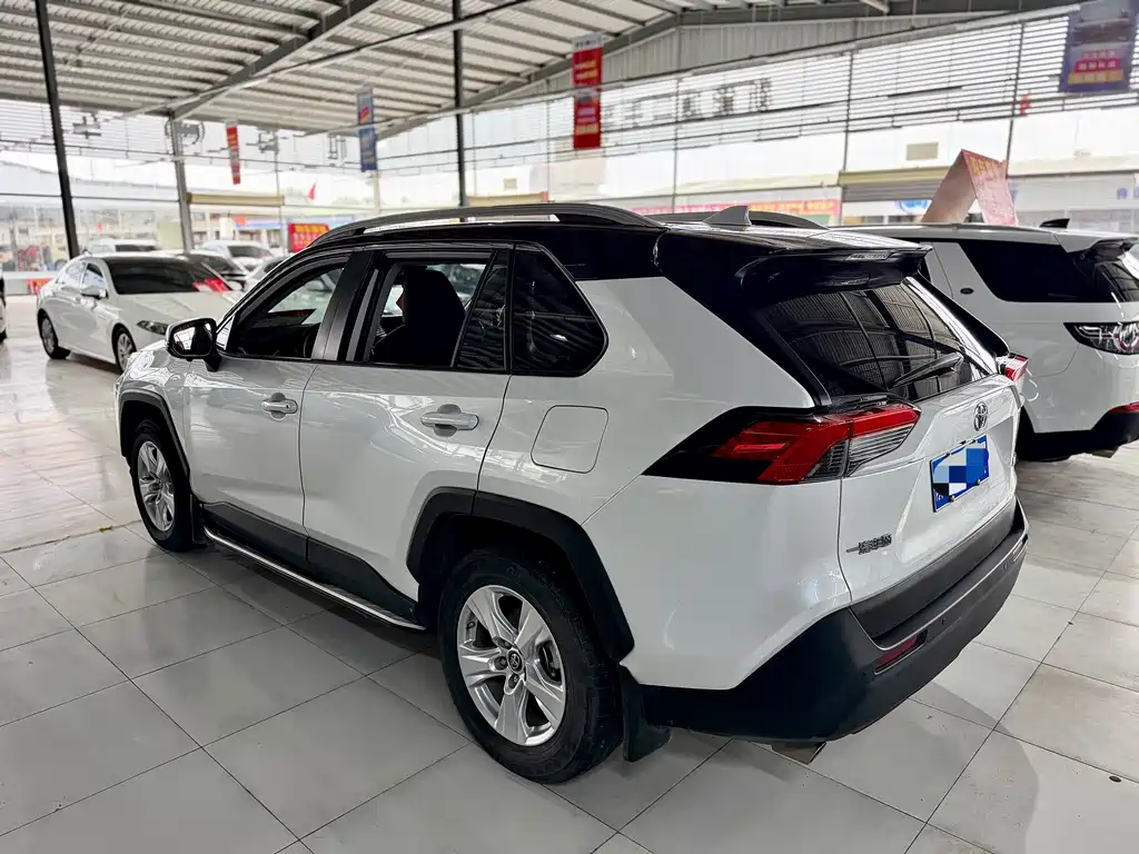 Toyota RAV4 — фото 6