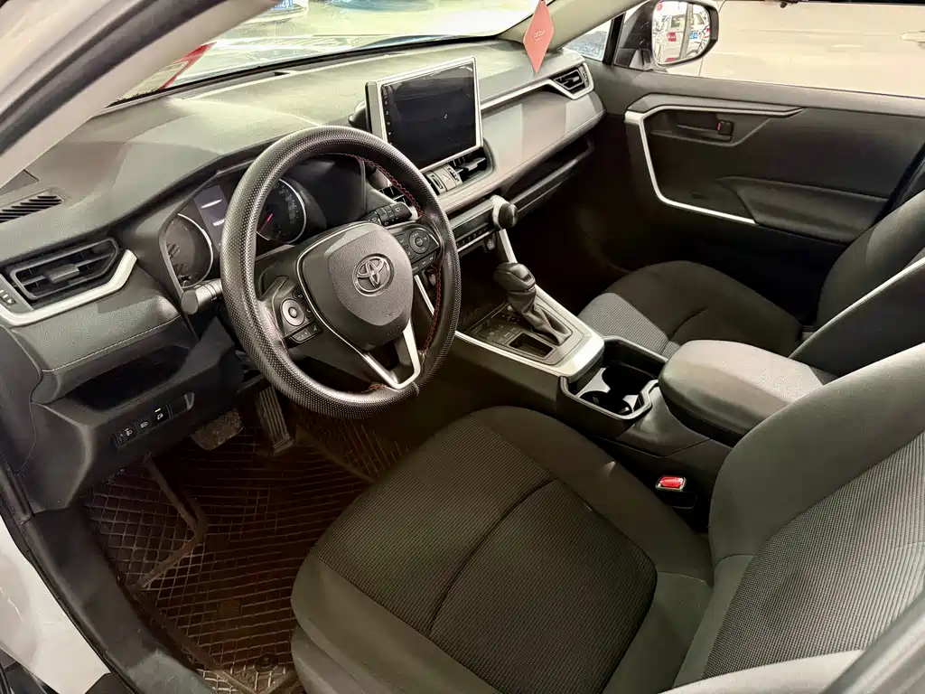 Toyota RAV4 — фото 7