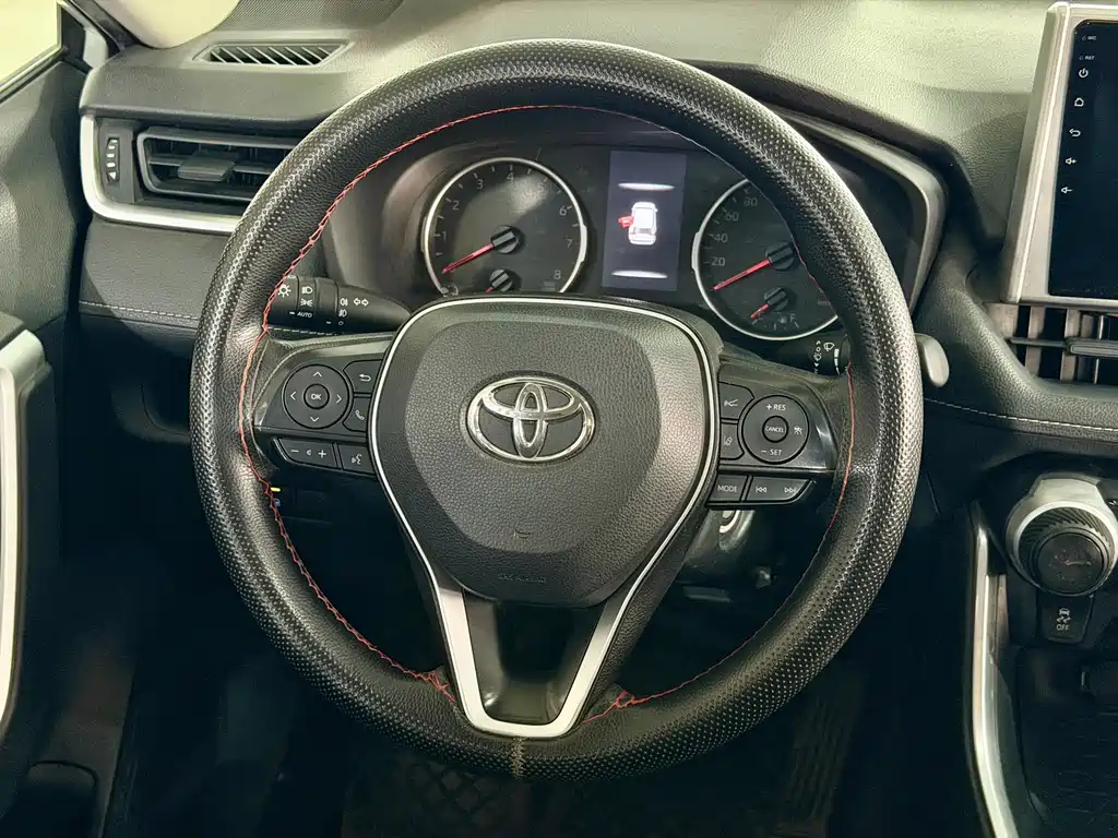 Toyota RAV4 — фото 8