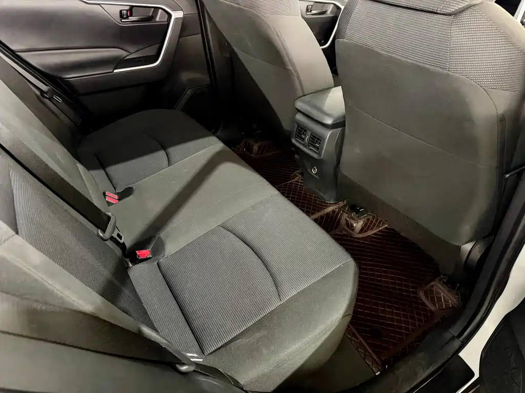 Toyota RAV4 — фото 10