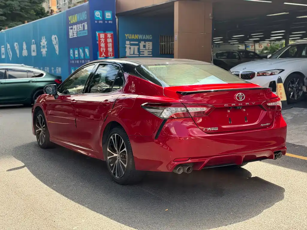 Toyota Camry — фото 11