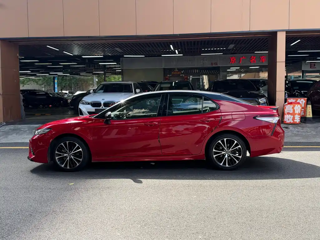 Toyota Camry — фото 3