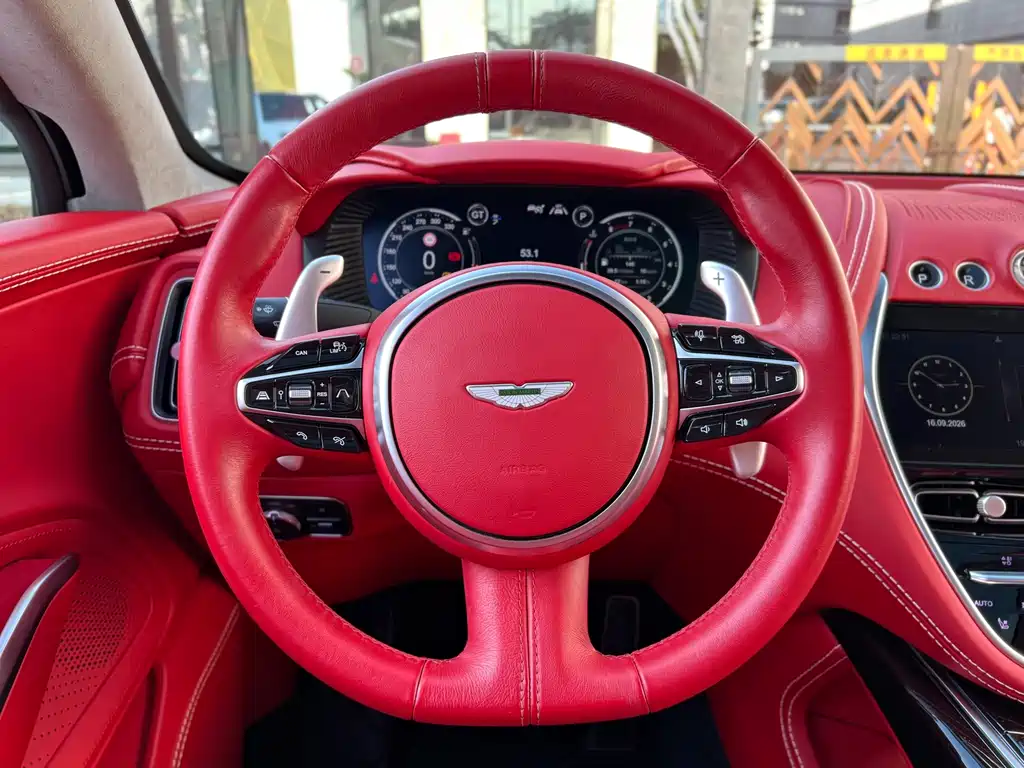 Aston Martin DBX — фото 17