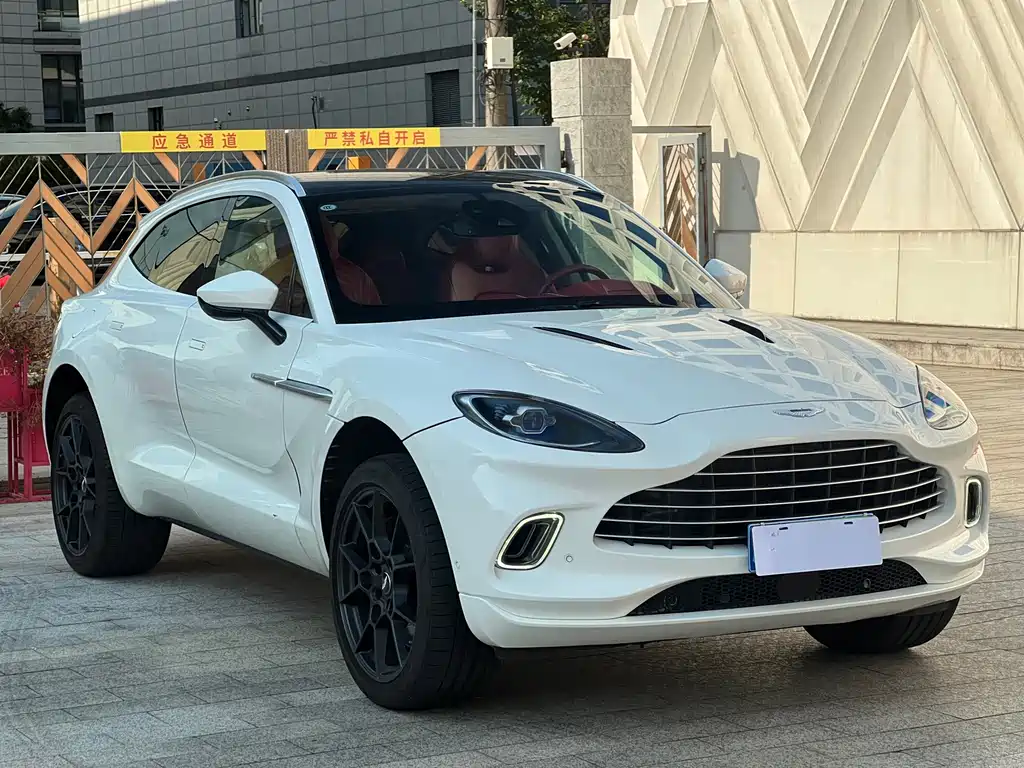 Aston Martin DBX — фото 3
