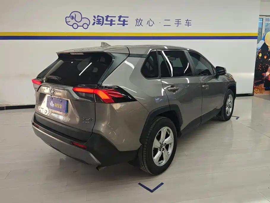 Toyota RAV4 — фото 3