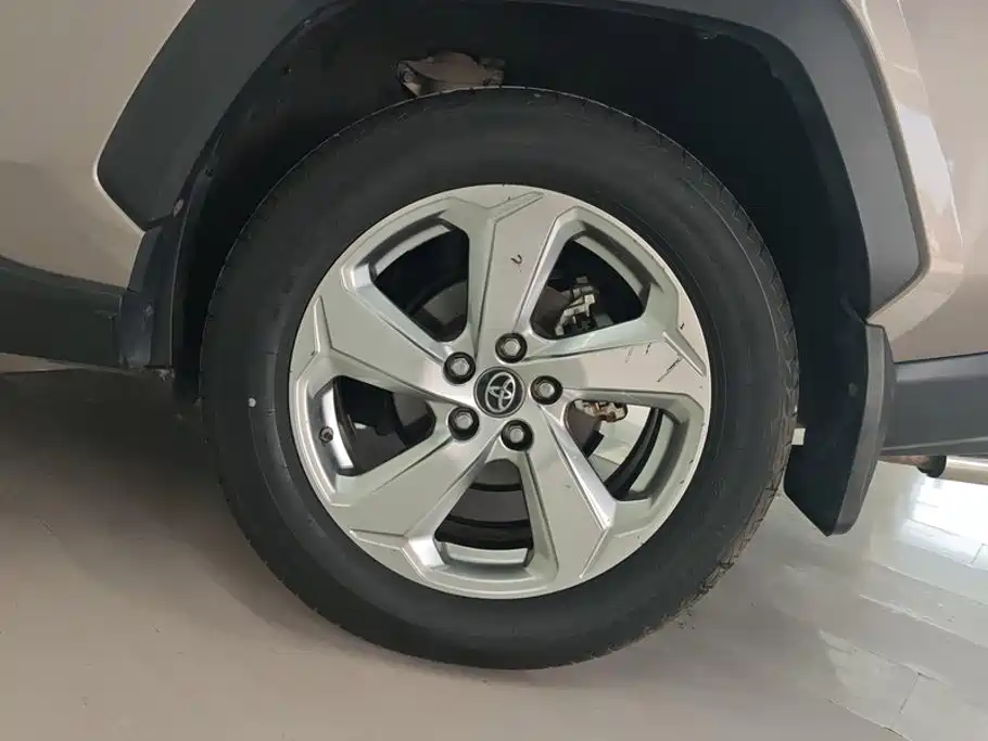Toyota RAV4 — фото 6