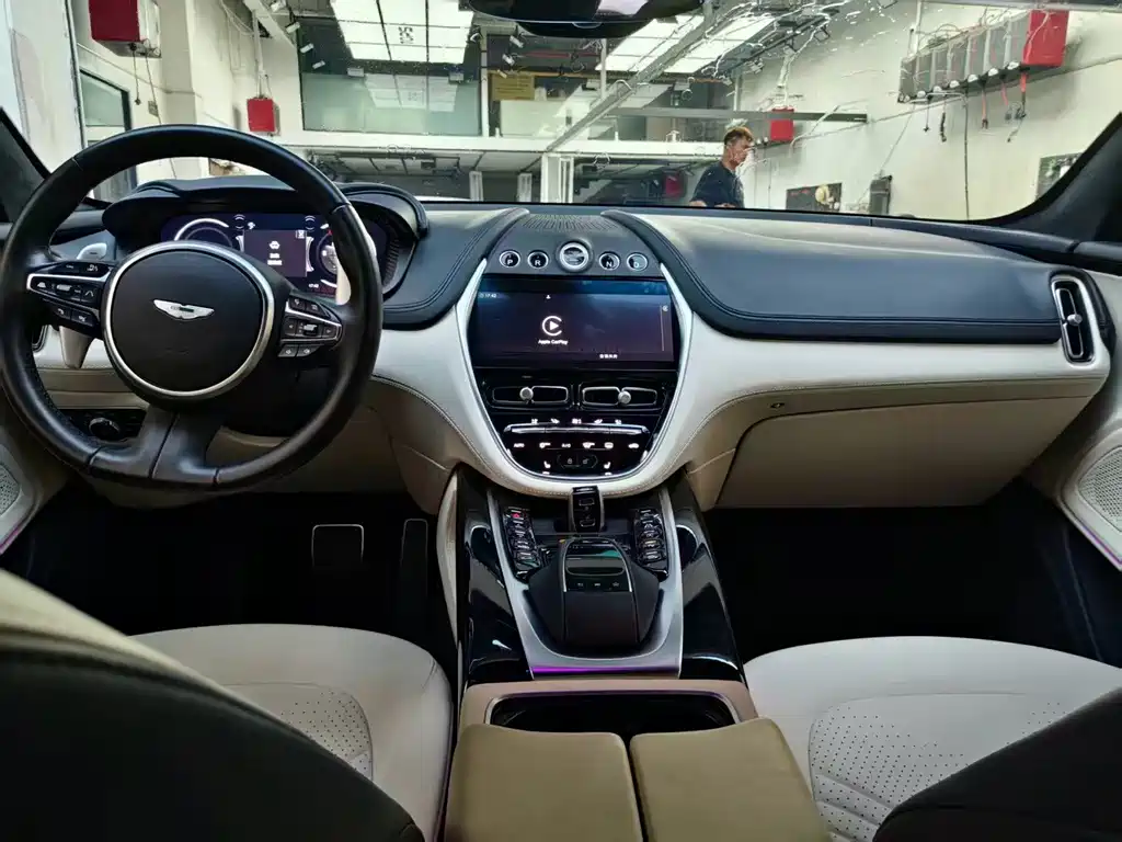 Aston Martin DBX — фото 11