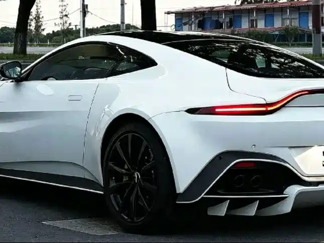 Aston Martin V8 Vantage — фото 2