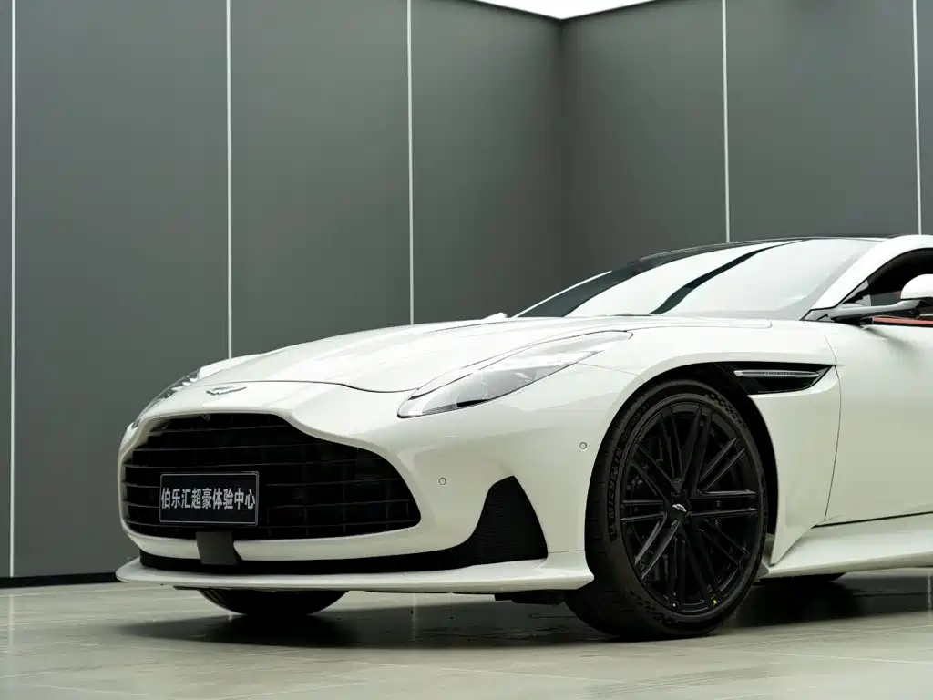 Aston Martin DB12 — фото 5