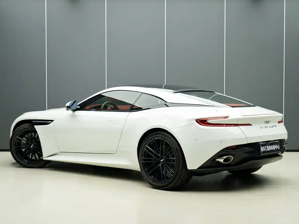 Aston Martin DB12 — фото 6