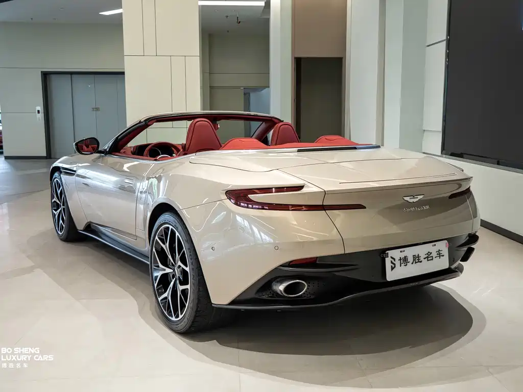 Aston Martin DB11 — фото 18