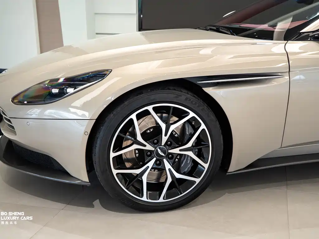 Aston Martin DB11 — фото 20