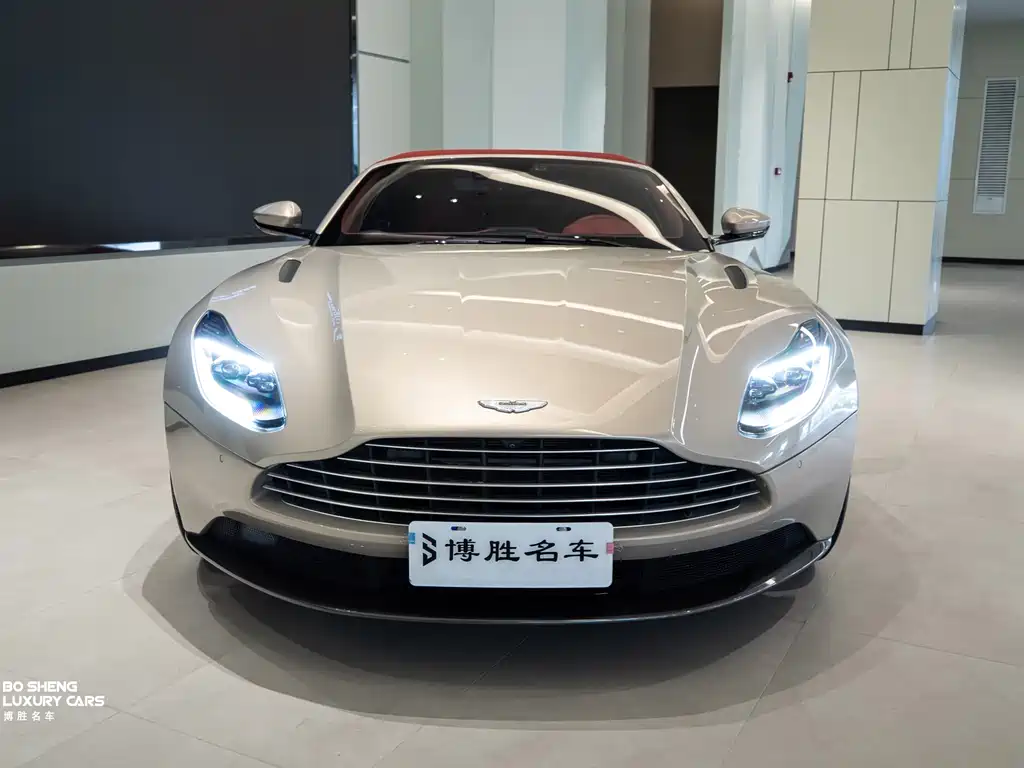 Aston Martin DB11 — фото 34
