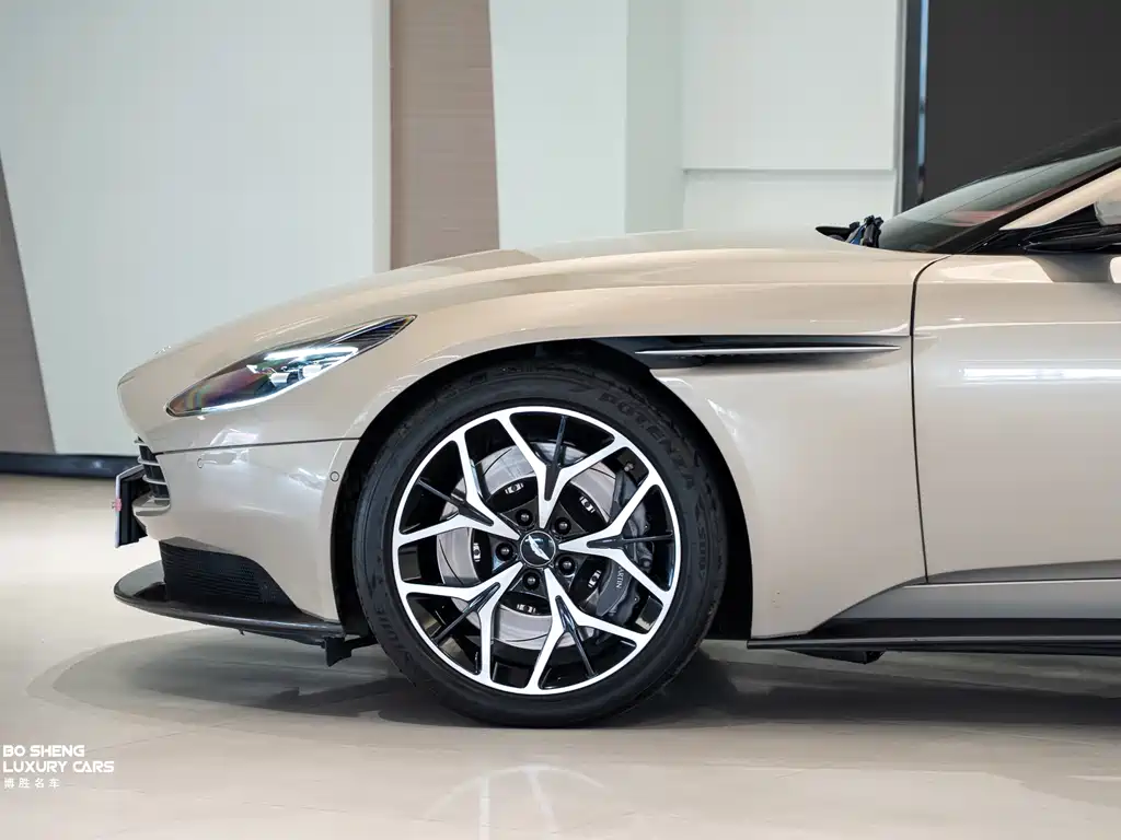 Aston Martin DB11 — фото 6
