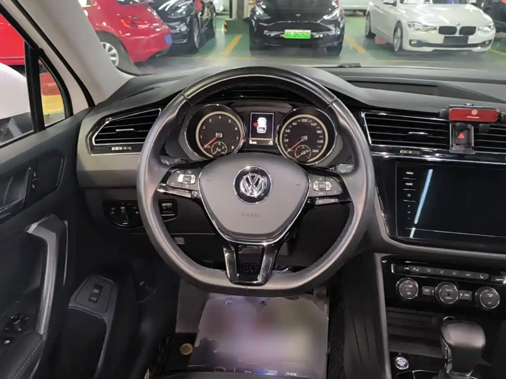 Volkswagen Tiguan L — фото 10