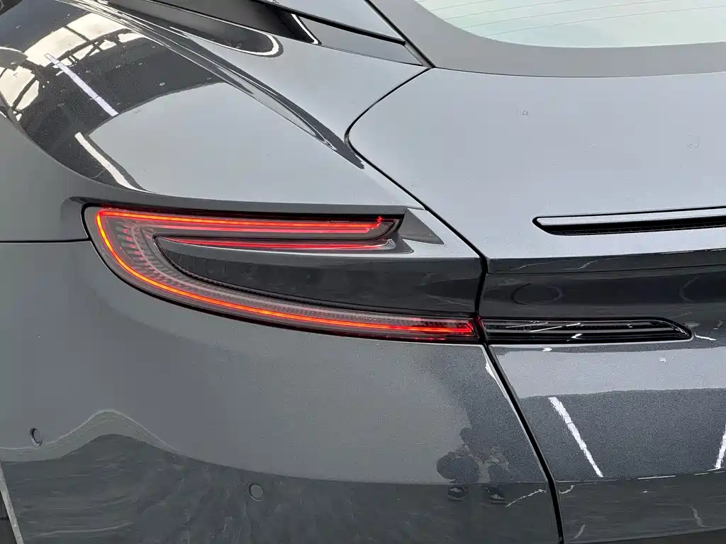 Aston Martin DB11 — фото 31