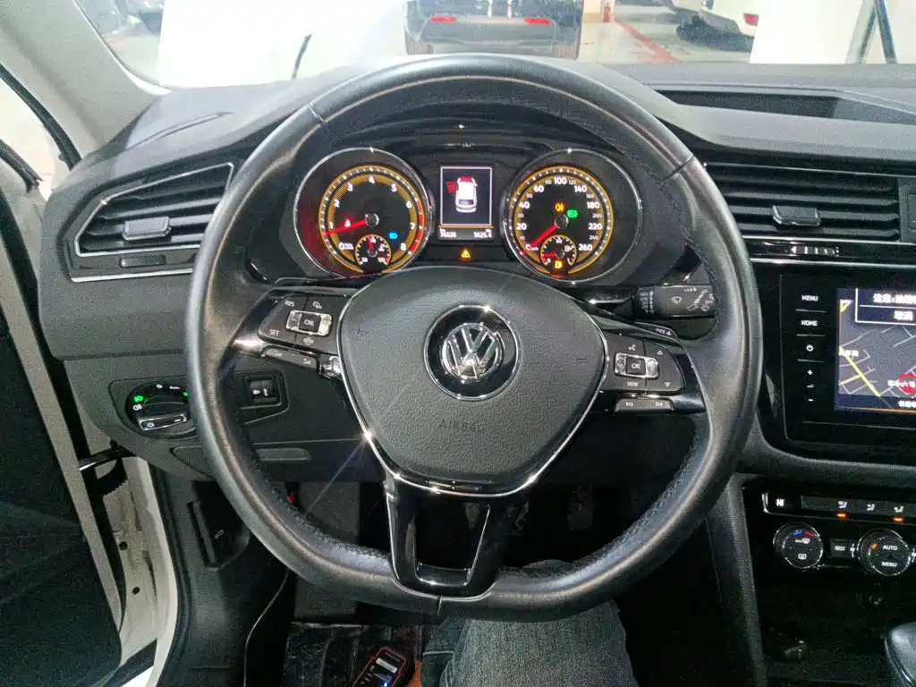 Volkswagen Tiguan L — фото 6