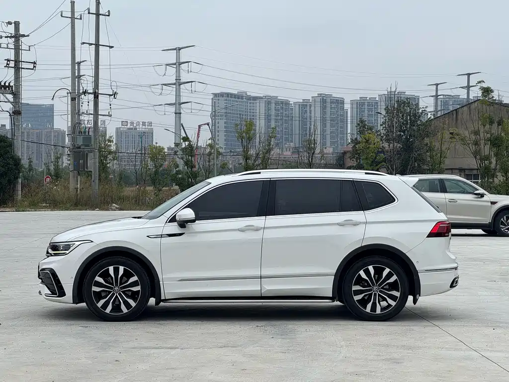 Volkswagen Tiguan L — фото 8