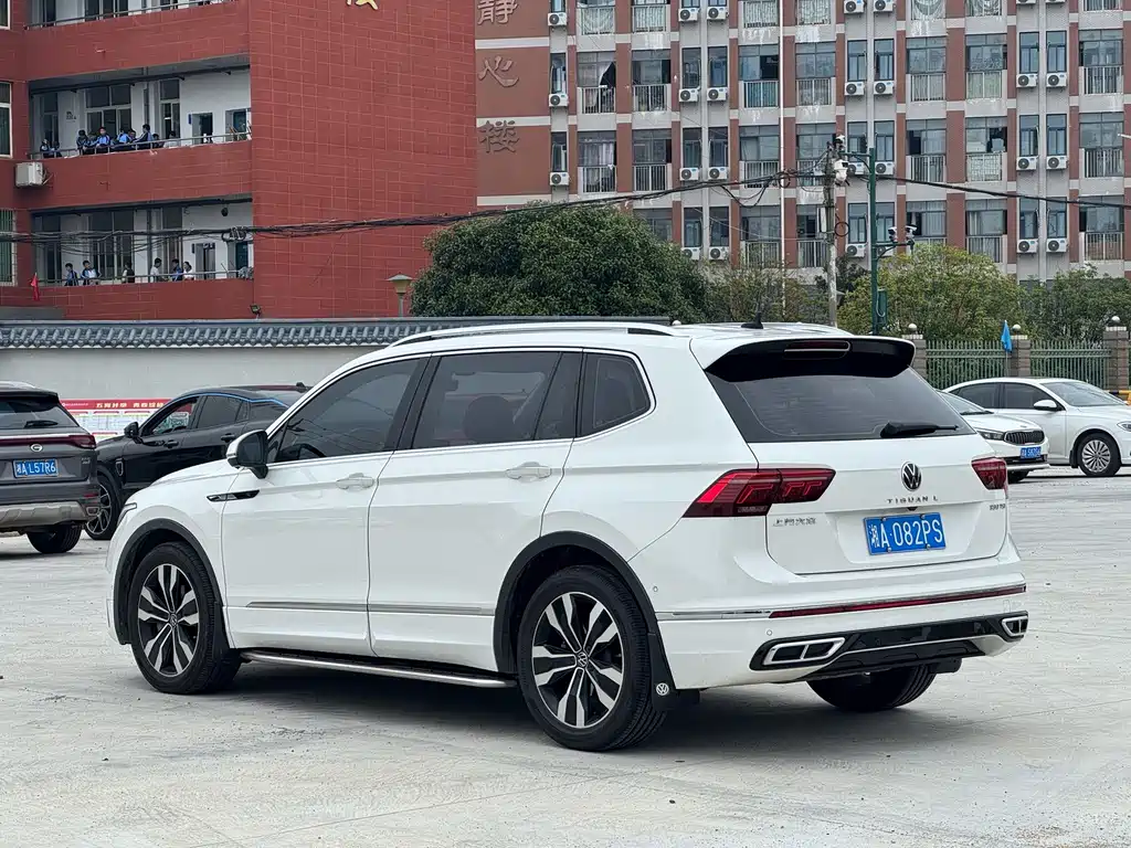 Volkswagen Tiguan L — фото 9