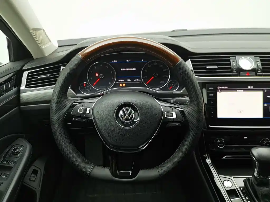 Volkswagen Phideon — фото 11