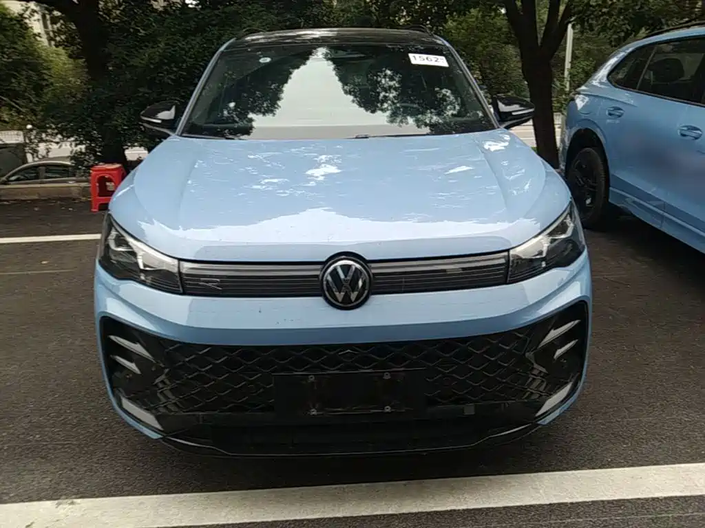 Volkswagen Tiguan L — фото 2
