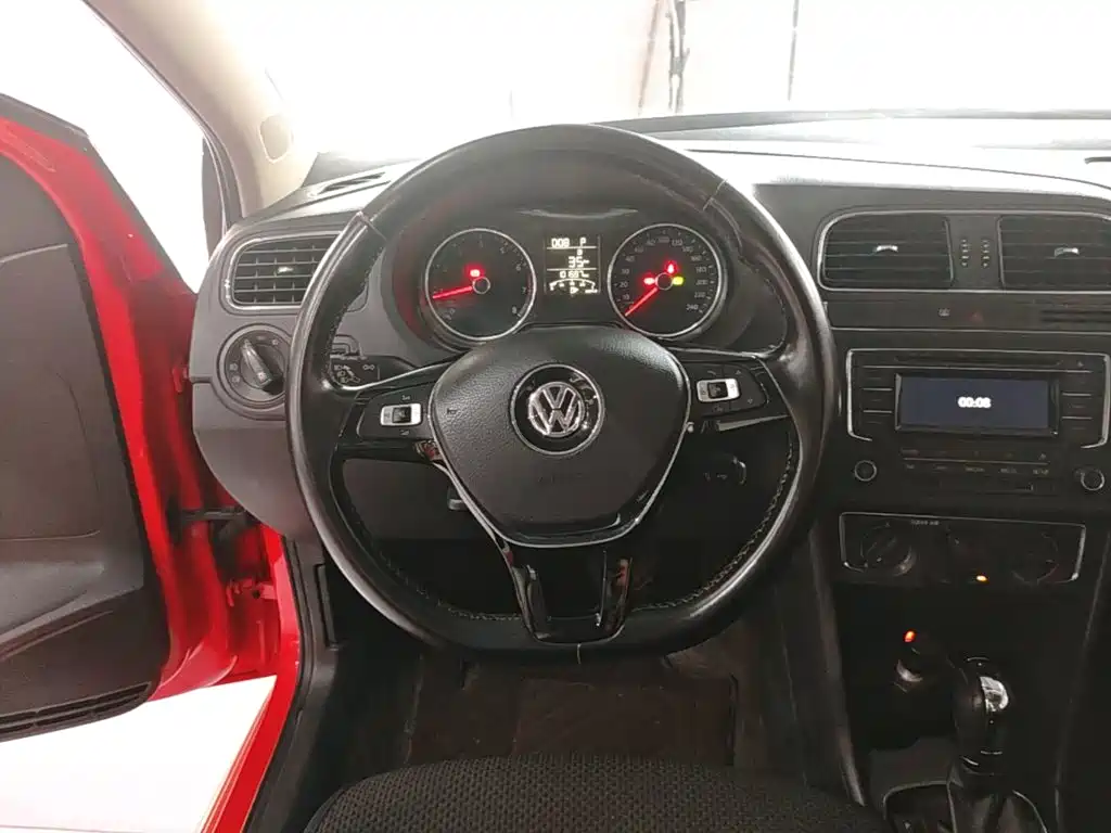 Volkswagen Polo — фото 10