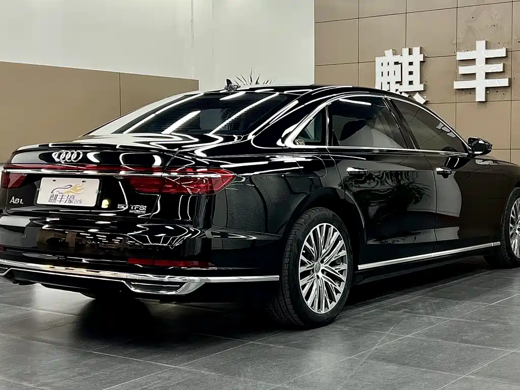 Audi A8 — фото 14